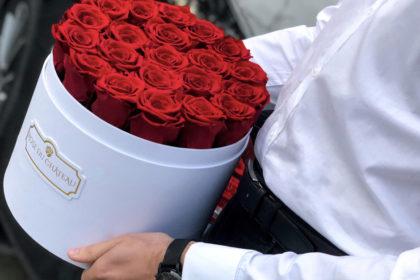 Kwiaty na Dzień Kobiet: róże w bukietach na prezent