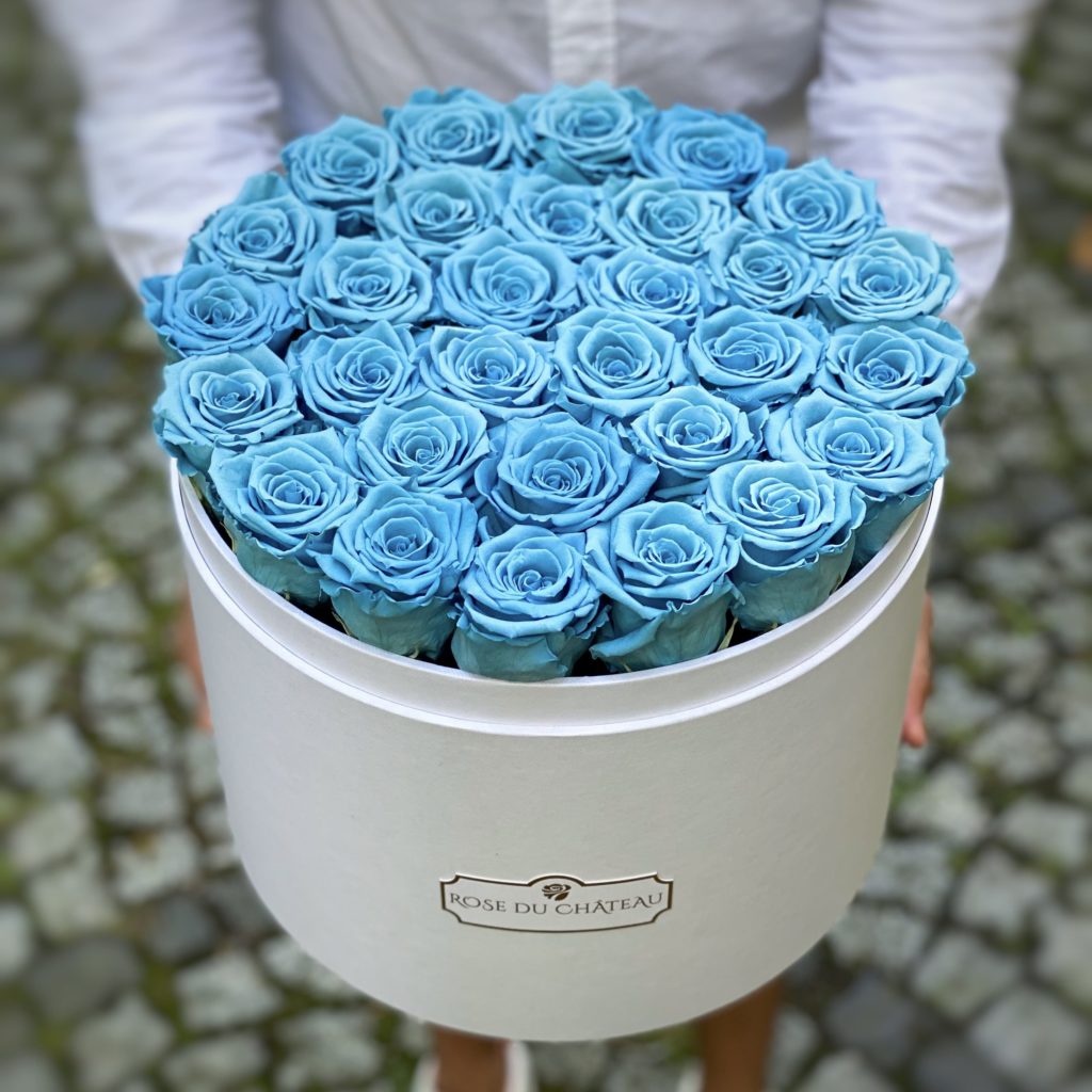 Flowerbox z błękitnymi różami