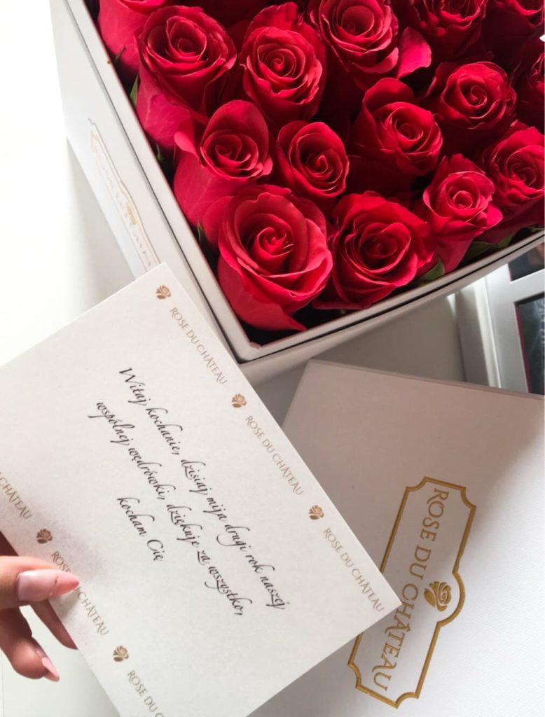 Różowe kwiaty w pudełku 