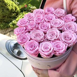 Bladoróżowe róże w różowym boxie