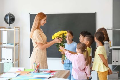 Eleganckie kwiaty dla nauczyciela - jaki bukiet wybrać jako podarunek na Dzień Nauczyciela?
