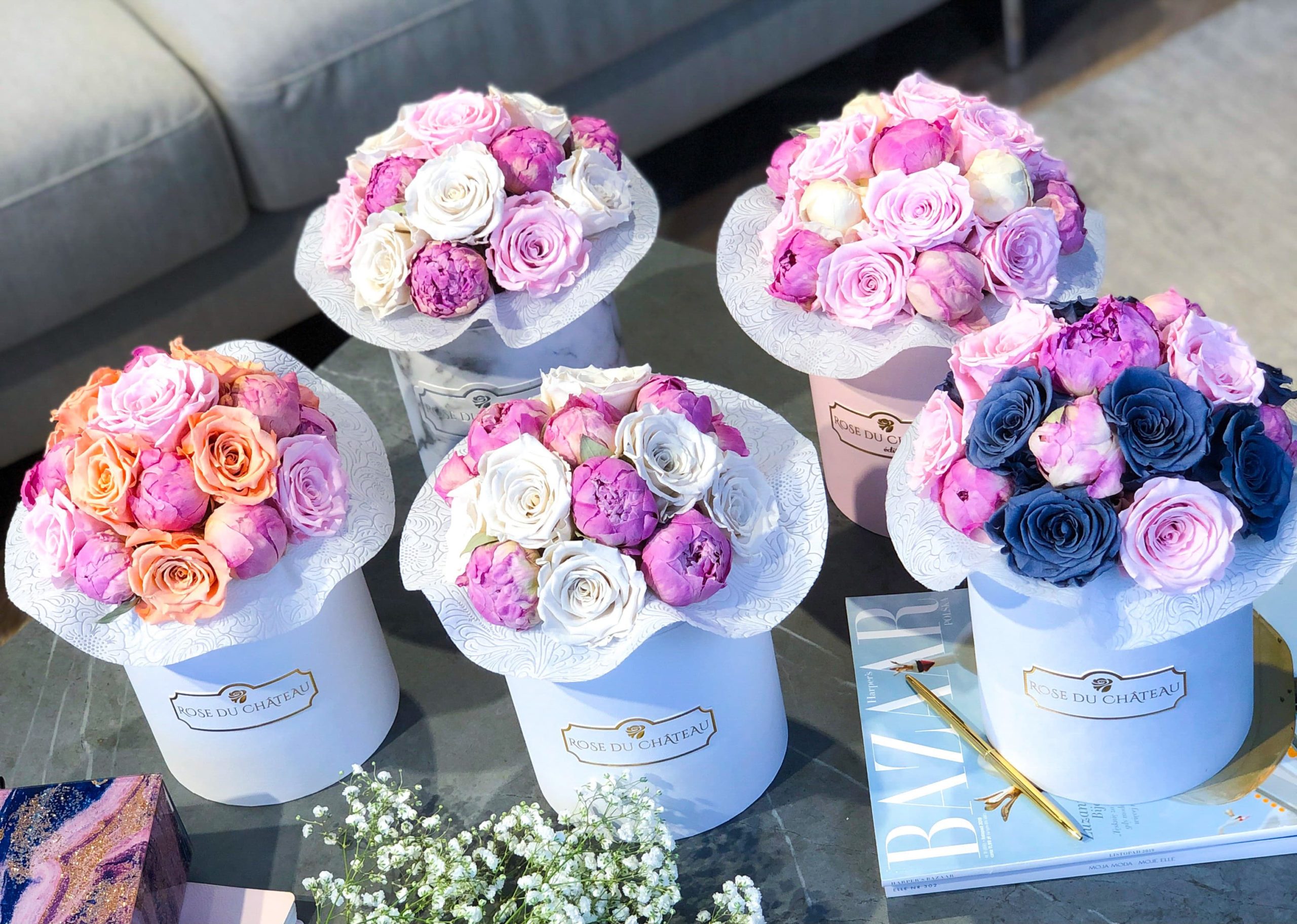 Piwonie wieczne przedstawienie od góry różnych flowerboxów, które kładają się z wiecznych róż i wiecznych piwonii