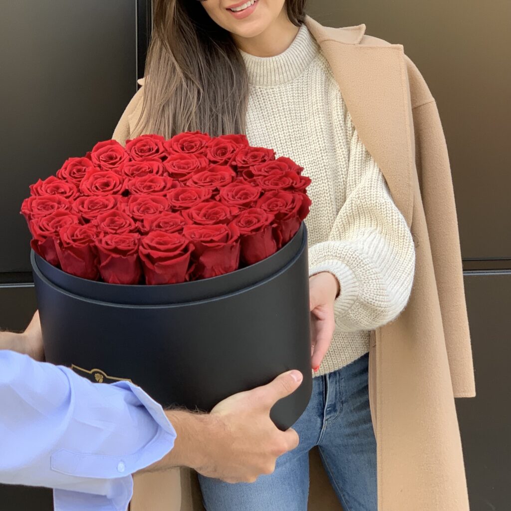 Jakie kwiaty na przeprosiny? Sprawdź wyjątkowy bukiet czerwone wieczne róże w czarnym mega flowerboxie, dawane w prezencie kobiecie przez mężczyznę