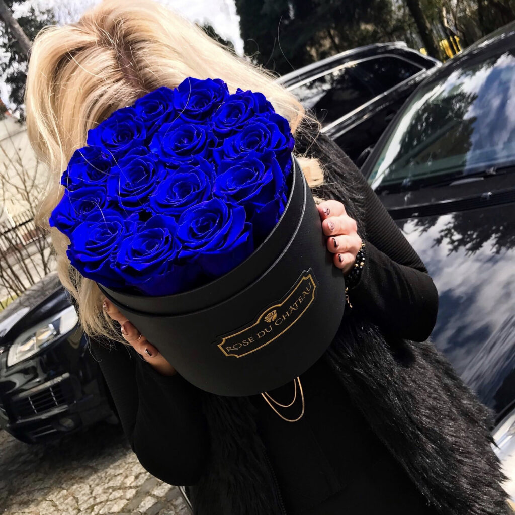 co oznaczają kolory róż flowerbox w rękach kobiety