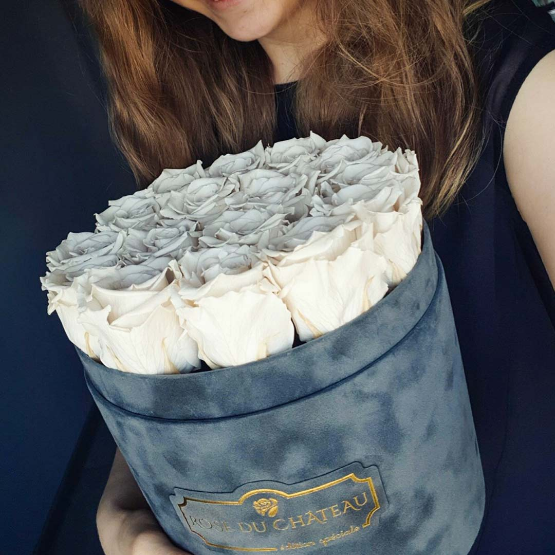 Białe Wieczne Róże Box Antracytowy Flokowany Białe Wieczne Róże Box w Antracytowym Flokowanym Flowerboxie z dostawą pod adres