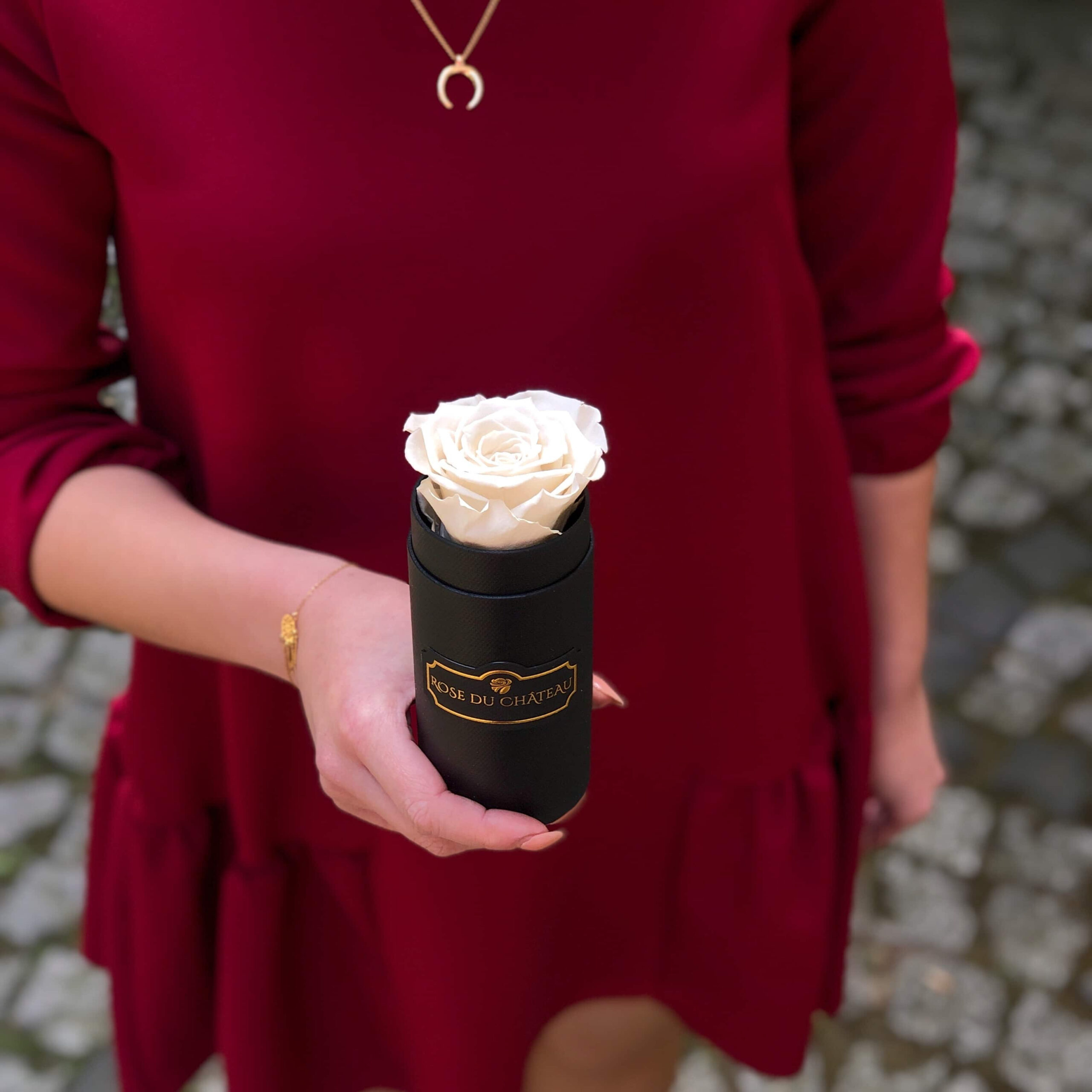 Biała Wieczna Róża na Prezent w Czarnym Mini Boxie Biała Wieczna Róża na Prezent we flower boxie Rose du Chateau