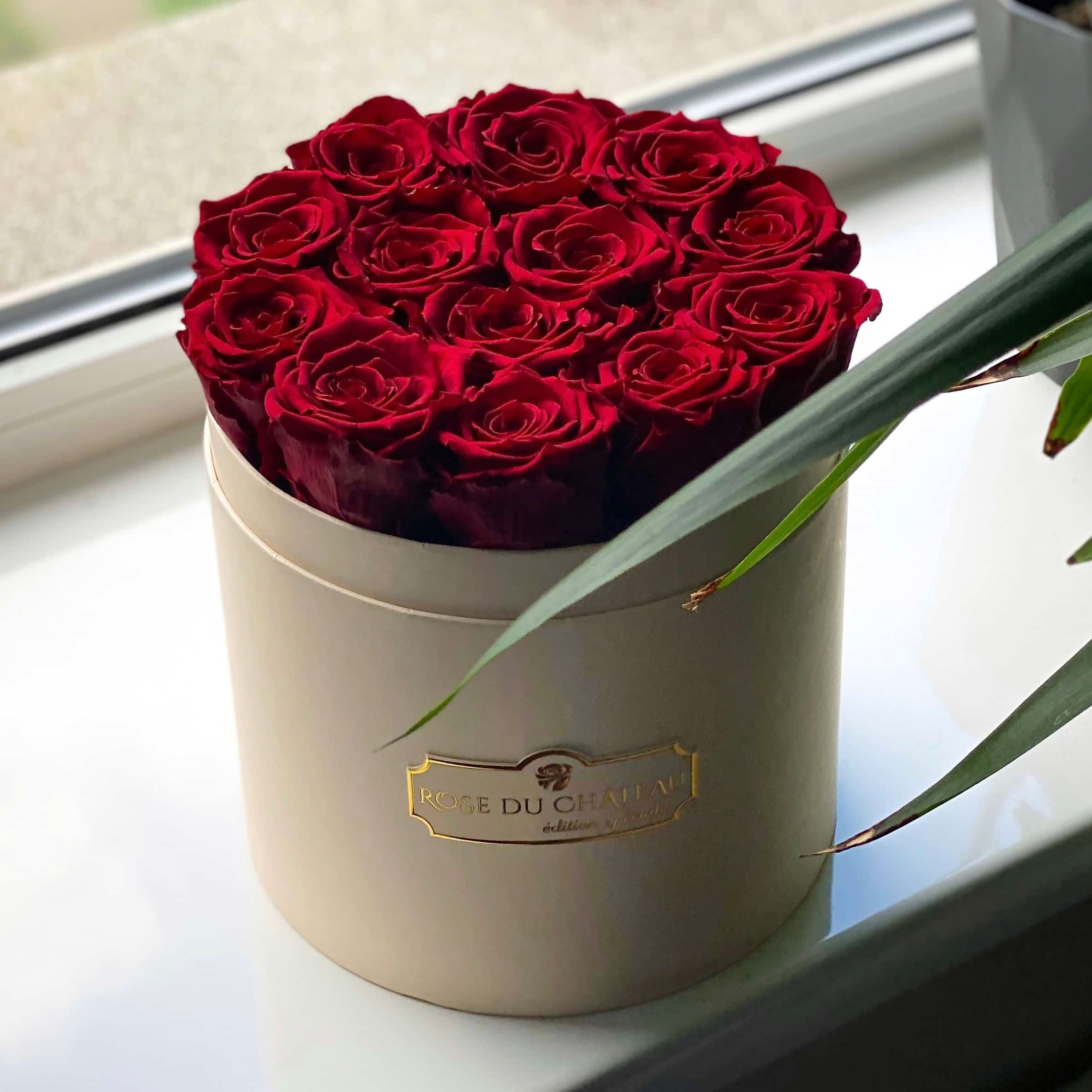 Czerwone Wieczne Róże na Dzień Kobiet w Beżowym Flowerboxie Czerwone Wieczne Róże na Dzień Kobiet w Beżowym Flowerboxie