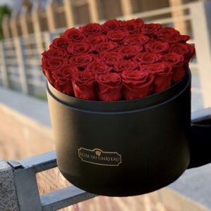 40 ks červené věčné růže v černém flowerboxu