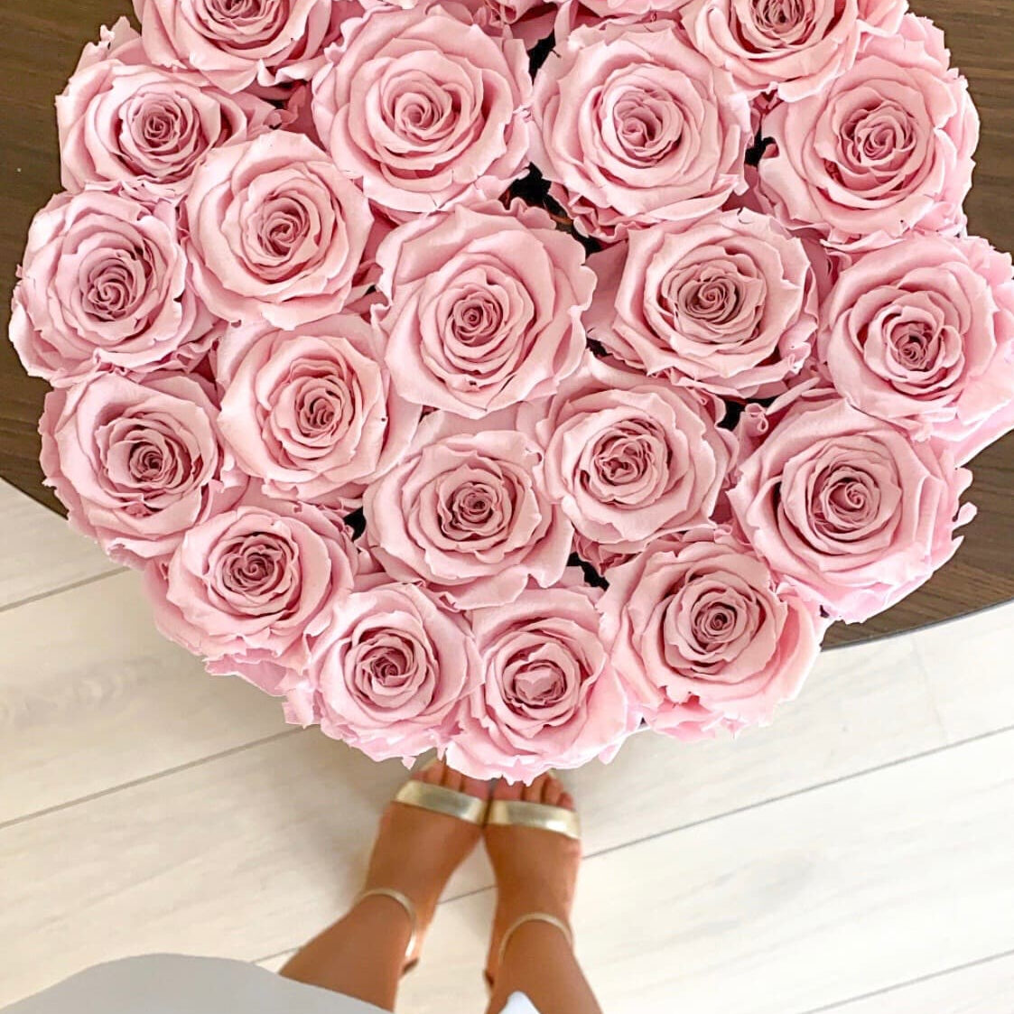 Bukiet Róż Wiecznych Bladoróżowych i Czarny Duży Flokowany Flower Box Bukiet Róż Wiecznych Bladoróżowych i Czarny Duży Flokowany Flower Box Prezent dla teściowej wieczne róże Gdańsk