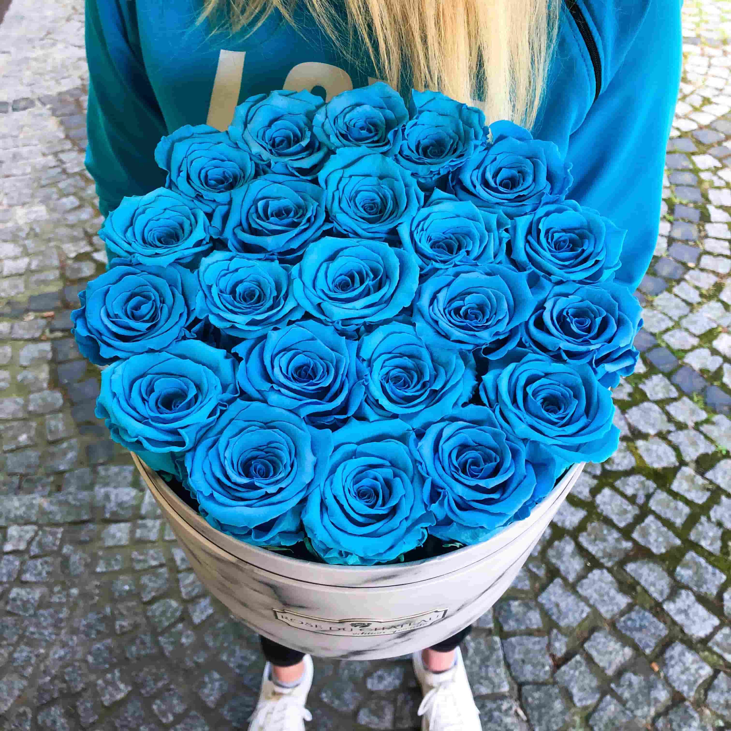 Flowerbox z Róż Wiecznych w Białym Dużym Marmurowym Pudełku Flowerbox z Róż Wiecznych w Białym Dużym Marmurowym Pudełku pomysł na prezent dla narzeczonej