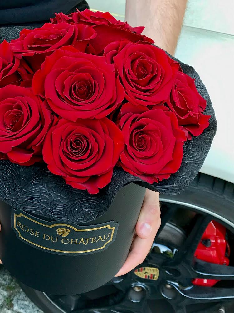 Flowerbox z wiecznych róż — top 10 bestsellerów Rose du Chateau na prezent flowerbox z wiecznych róż czerwone róże w czarnym pudełku bukiet kwiatowy